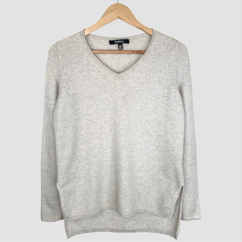 Saks Fifth Avenue v-neck sweater size: medium